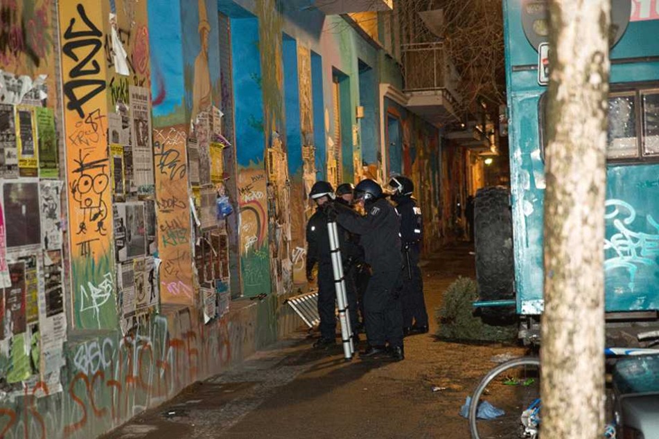 Polizisten während eines Einsatzes auf der Rigaer Straße (13.01.2016).
