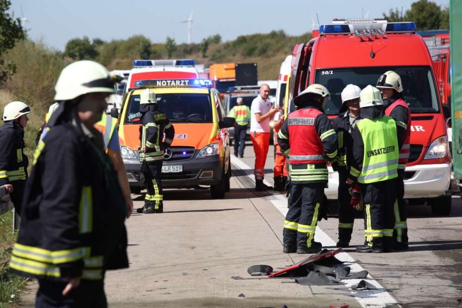 Zahlreiche Rettungskräfte rückten an, weil der Fahrer des aufgefahrenen Lkw zunächst eingeklemmt war.