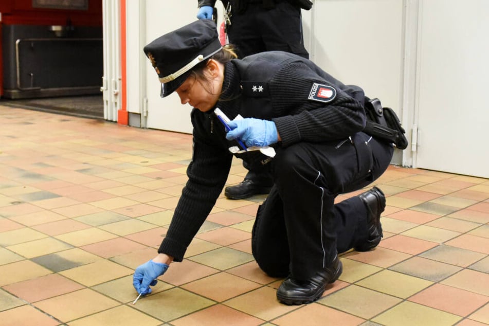 Eine Polizistin sichert nach einem Messerangriff in Hamburg Spuren. (Archivbild)