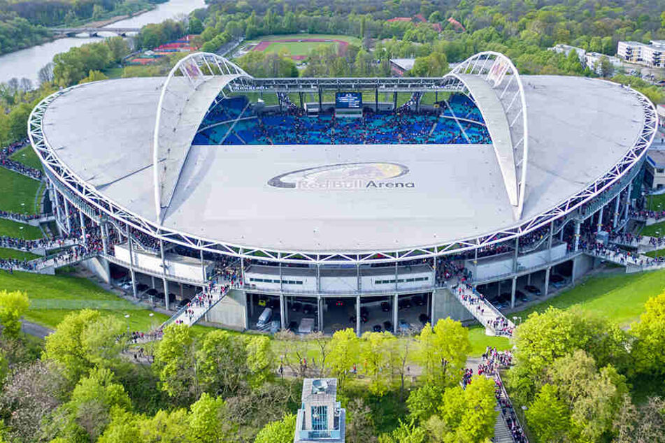 Die Fans strömen ins Stadion von RB Leipzig. Am Ende der ersten Bundesliga-Saison werden 705.121 Zuschauer die Heimspiele der Roten Bullen live verfolgt haben.