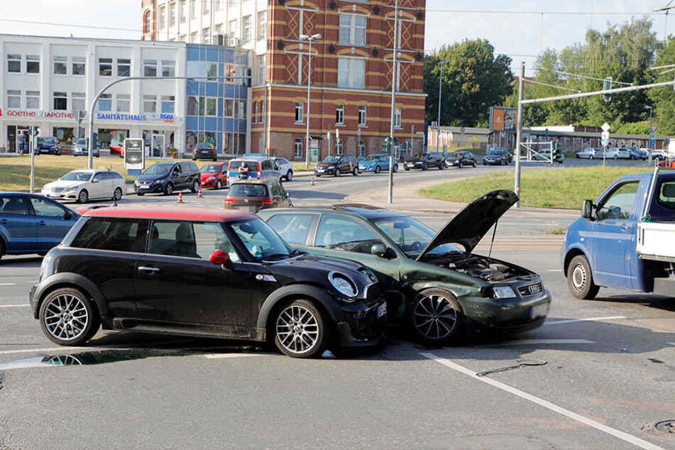 Der Mini und der Audi krachten zusammen.