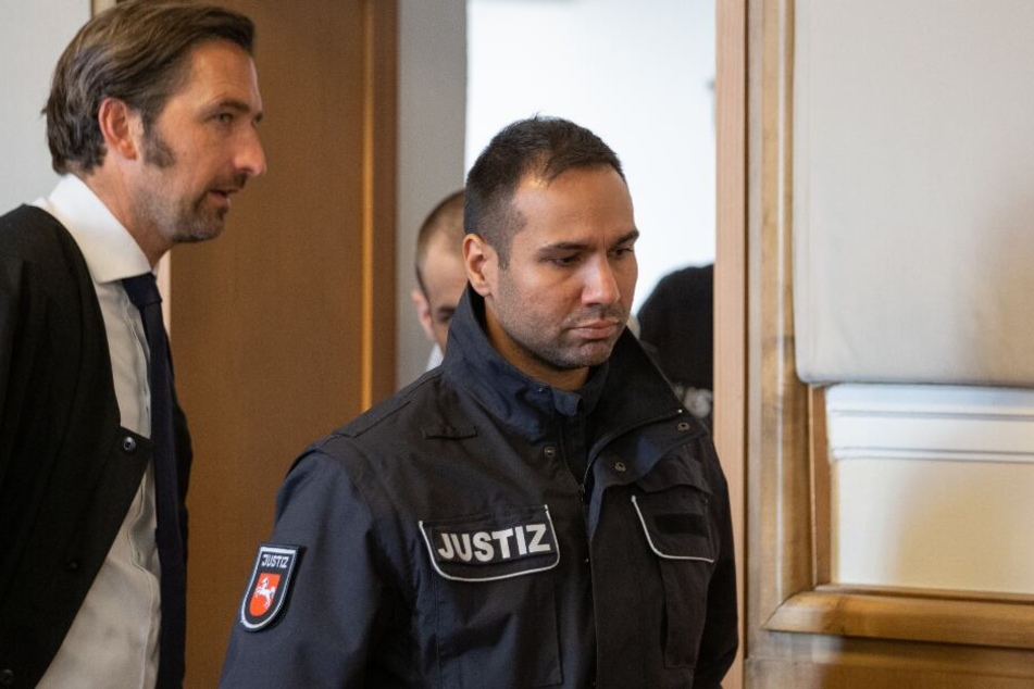 Verteidiger Frank Otten (l.) kündigte an, für seinen Mandanten (2.v.r, verdeckt) in Revision zu gehen.