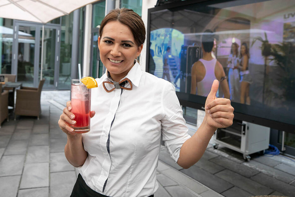 Im Innside-Hotelhof flimmern bis Ende August Kinofilme über die Leinwand. Carolina Ruiz (35) serviert dazu kühle Drinks.