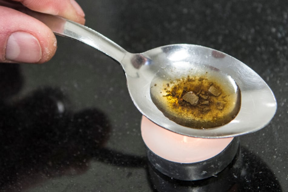 Heroin wird in einem Löffel "gekocht". (Symbolbild)