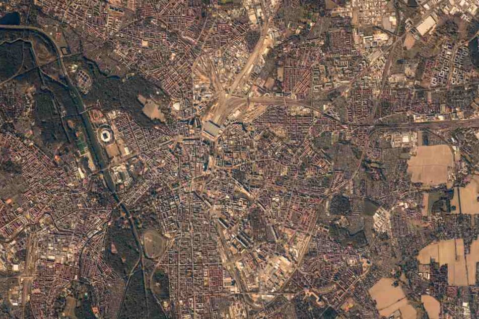 "Gruß nach #Leipzig! #Horizons", schreibt Astronaut Alexander Gerst zu diesem Foto aus dem All.