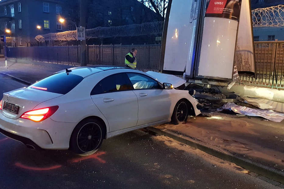 Der teure Mercedes ist nur noch Schrott.