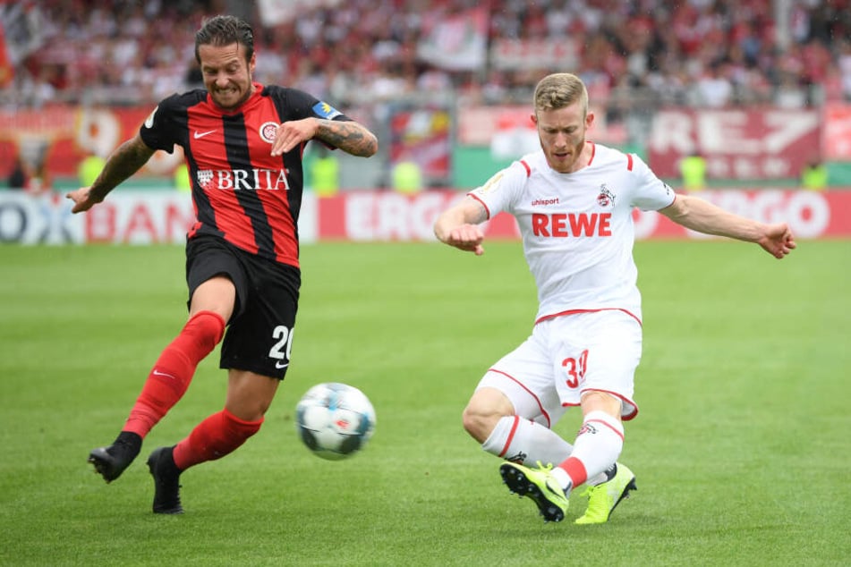 Wiesbadens Moritz Kuhn (l) und Kölns Florian Kainz kämpfen um den Ball.