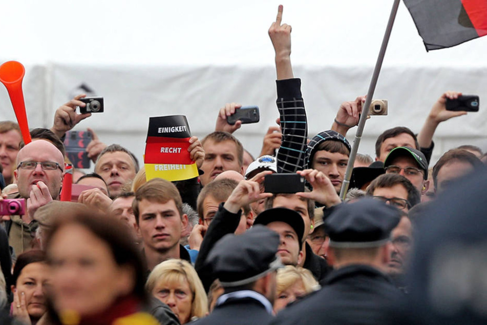 Am Tag der Deutschen Einheit zeigten PEGIDA-Pöbler was sie von den Feierlichkeiten hielten.