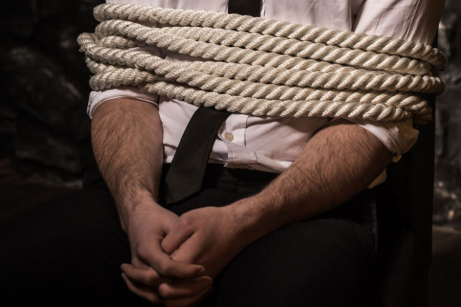 Die Beute der Täter: Bargeld und eine teure Armbanduhr (Symbolfoto).
