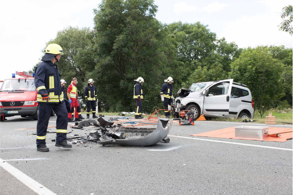 Bei einem schweren Verkehrsunfall nahe Weimar gab es drei verletzte Personen. Eine Frau starb bei dem Crash.