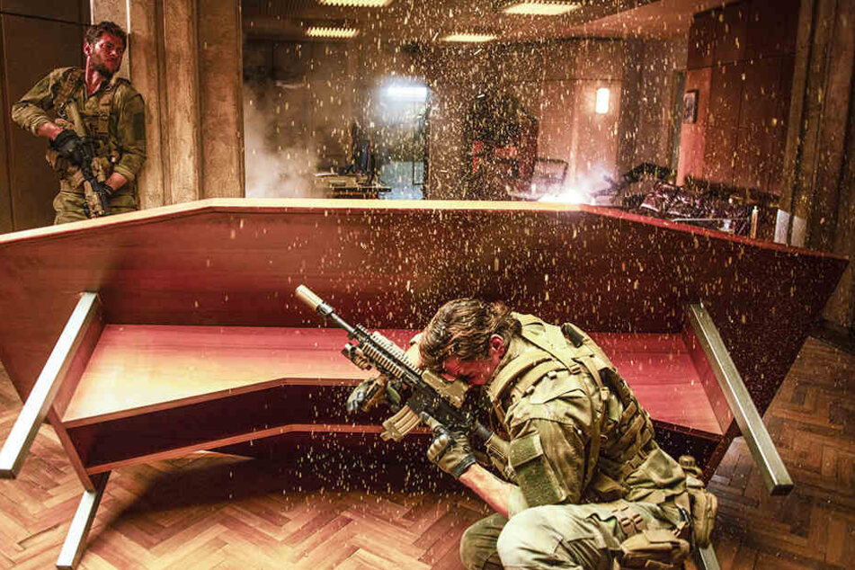 Die Navy SEALs Johnstone (Ryan McPartlin) und Hall (Michael Trucco) werden von russischen Feinden beschossen.