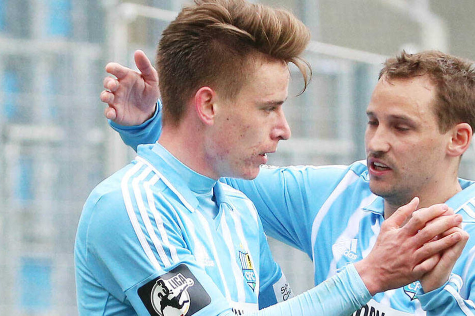 Anton Fink (r.) gratuliert dem Doppeltorschützen Florian Hansch zu dessen starker Leistung.