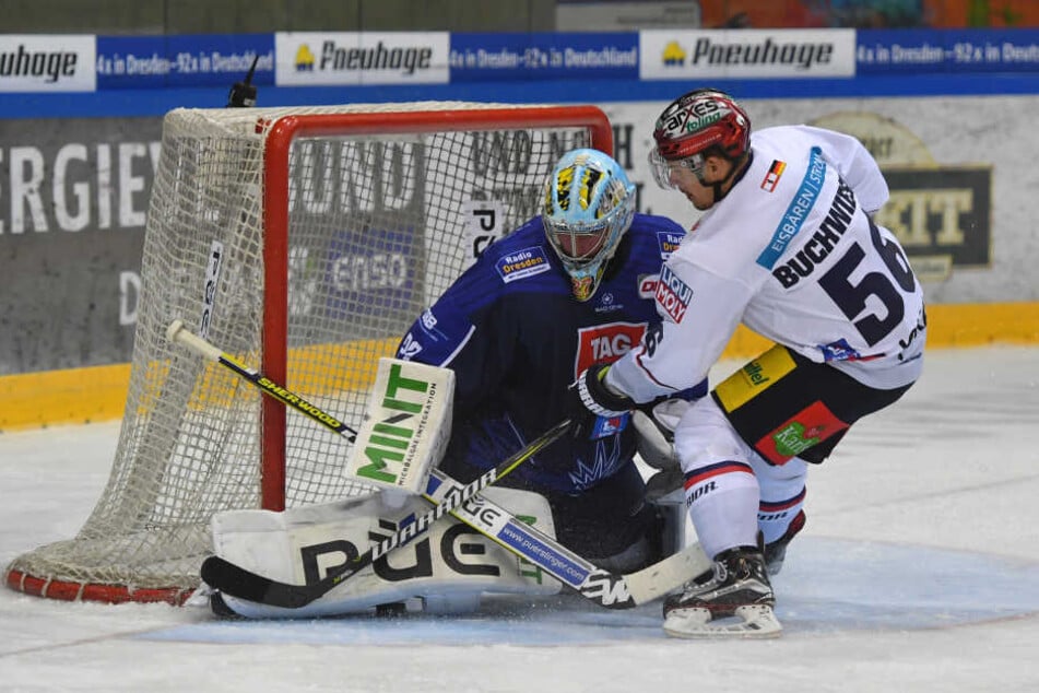 Sebastian Stefaniszin während der Vorbereitung im Tor der Dresdner Eislöwen.