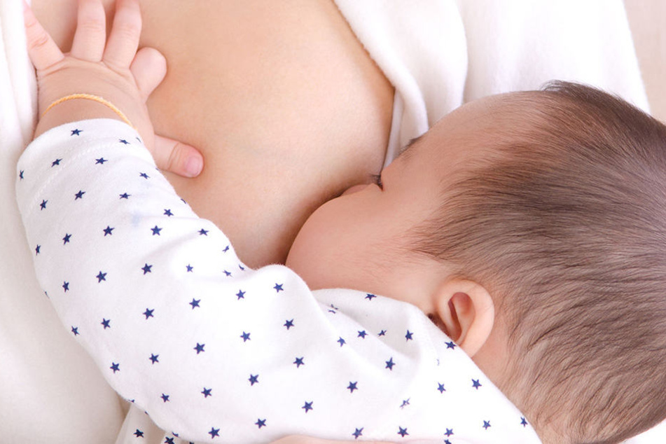 Egal wie alt die Mutter ist: Stillen ist und bleibt das Beste vor Babys.