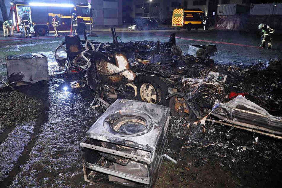 Vom Wohnwagen blieb nur noch Schutt und Asche übrig.