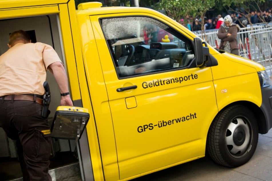 Die Polizei vermutete einen Überfall auf den Geldtransporter. (Symbolbild)