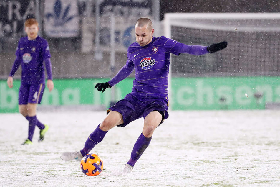 Christian Tiffert im Spiel gegen Darmstadt am Ball. Der Routinier und seine Auer Kollegen kamen mit den schneebedeckten Untergrund gut zurecht.