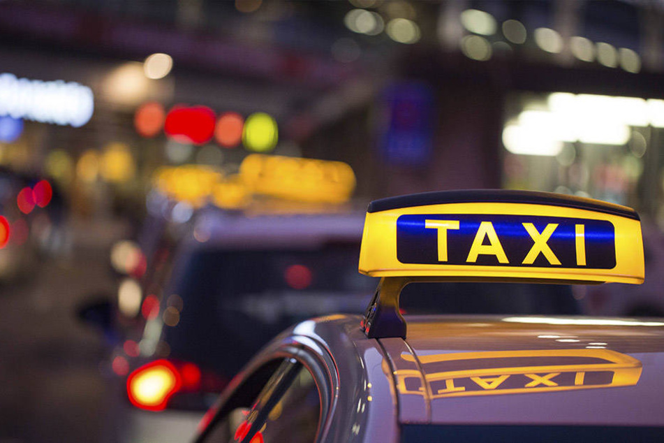 Der Fahrer stürzte bei seiner Flucht aus dem Taxi.