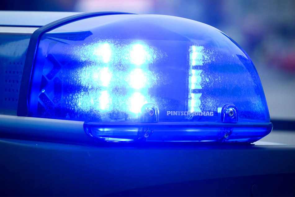 Am Unfallort hat die Polizei nur einen schwer verletzten Beifahrer vorgefunden (Symboldbild).
