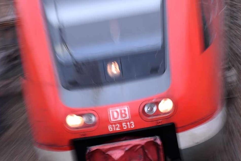 In Oberlenningen hat ein Unbekannter einen Lokführer krankenhausreif geschlagen und getreten. (Symbolfoto)