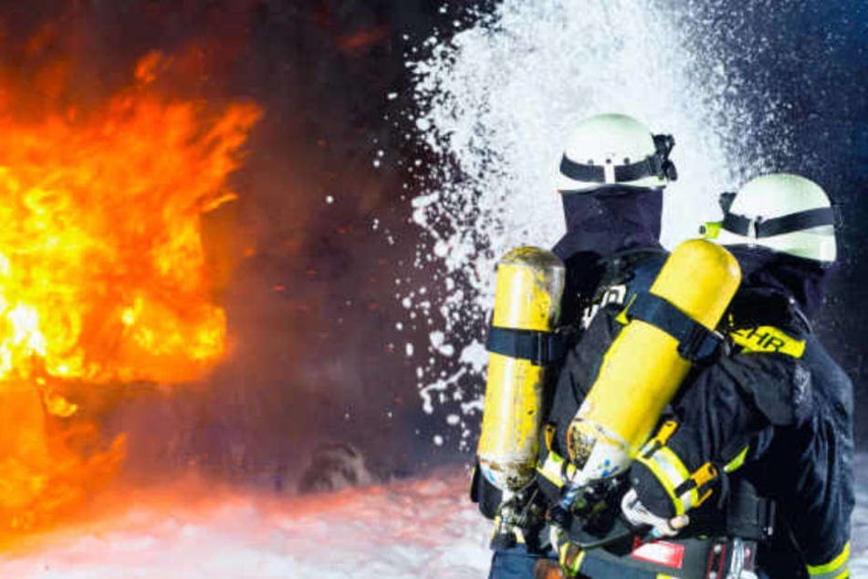 Ein Wohnungsbrand in Berlin-Spandau griff auf mehrere Balkone über. (Symbolbild)