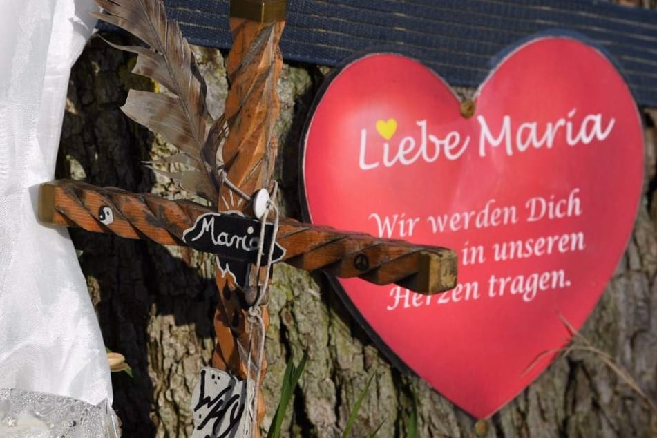 Ein Papierherz hängt nahe des Tatorts in Freiburg an einem Baum. Es erinnert an die 19-jährige Maria L.
