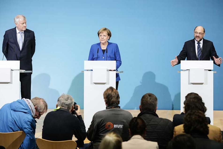 Der CSU-Vorsitzenden Horst Seehofer (l), der SPD-Parteivorsitzende Martin Schulz (r) und Bundeskanzlerin Angela Merkel (CDU) bei einer Pressekonferenz.