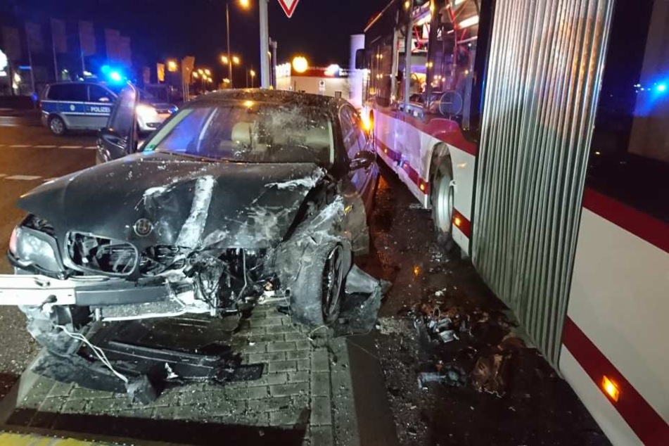 Der Wagen wurde ordentlich in Mitleidenschaft gezogen.