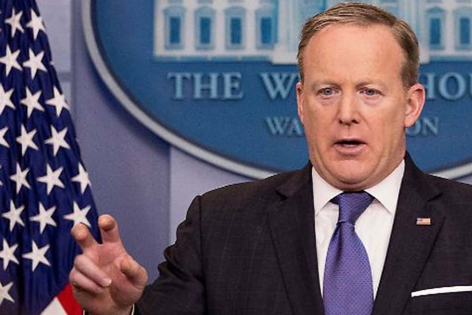 Bei dem Versuch, sich zu erklären, geriet er nur noch mehr ins Straucheln. Viele fordern nun den Rücktritt von Sean Spicer.