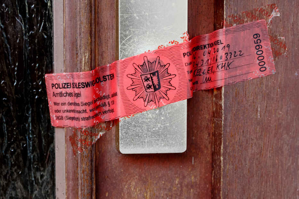 Hinter dieser Tür in einer Reihenhauswohnung fand die Polizei am Samstag die Leiche einer Frau.