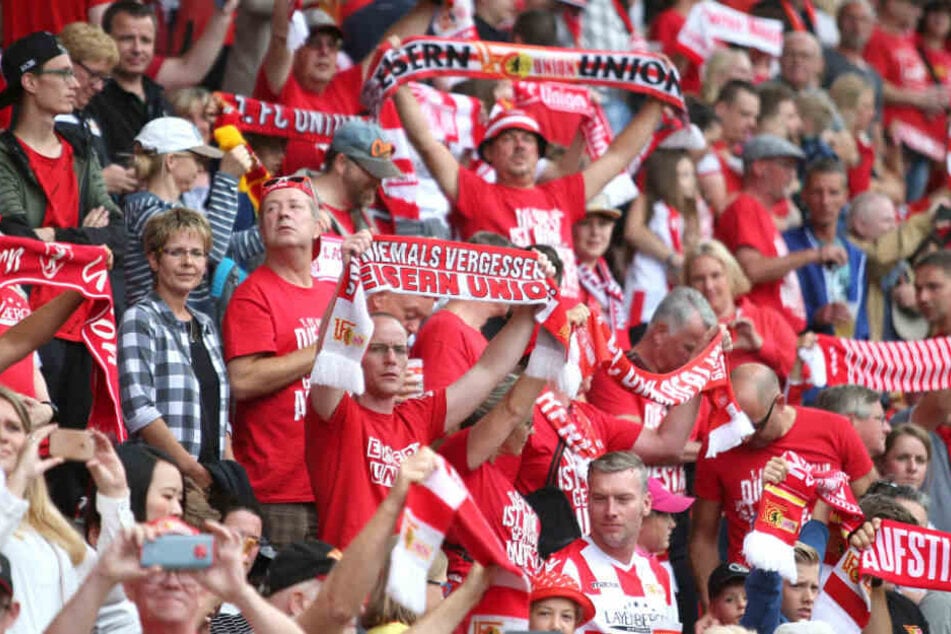 Union-Berlin-Fans verfolgen das Testspiel gegen Bröndby IF in der Alten Försterei.