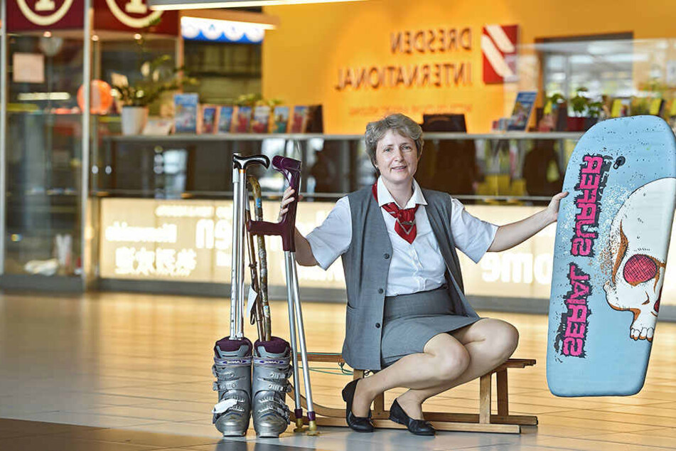 Flughafen-Mitarbeiterin Carla Schmidt (52) mit kuriosen Fundsachen: Surfbrett, Skischuhen, Krücken und Schlitten.