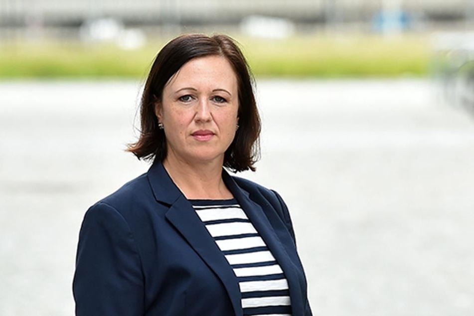 Sprecherin Isabell Siebert (38) erklärt den Zeitplan des Landesamtes für
Straßenbau und Verkehr.