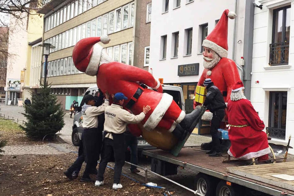 Hier werden die Weihnachtsmänner aus dem Kulissenpark in Bielefeld abtransportiert.