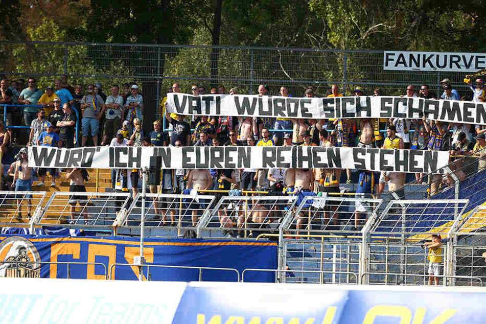 Provokative Banner gehören inzwischen dazu, wenn die großen Leipziger Vereine aufeinander treffen.
