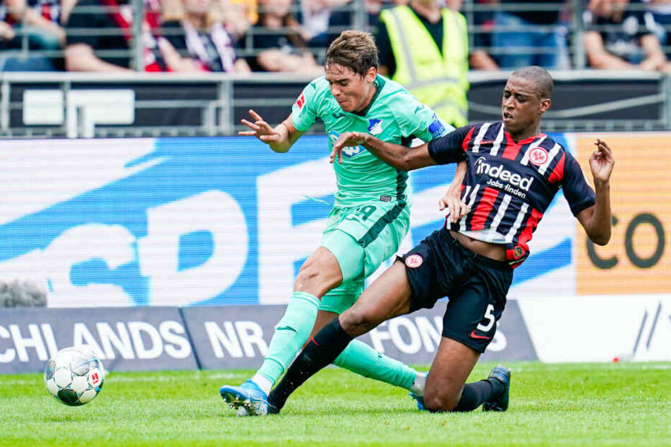 Hoffenheims Robert Skov (Li.) und Frankfurts Gelson Fernandes im Zweikampf.