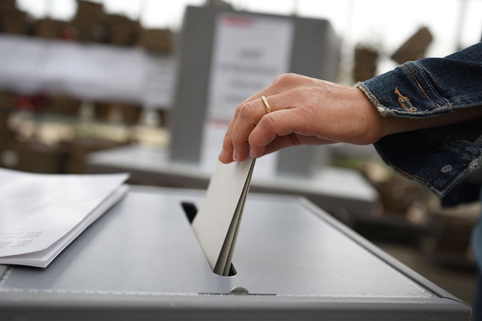 In Sachsen macht sich bei trüben Wetter am Vormittag weniger als ein Drittel der Wahlberechtigten auf den Weg zum Wahllokal.