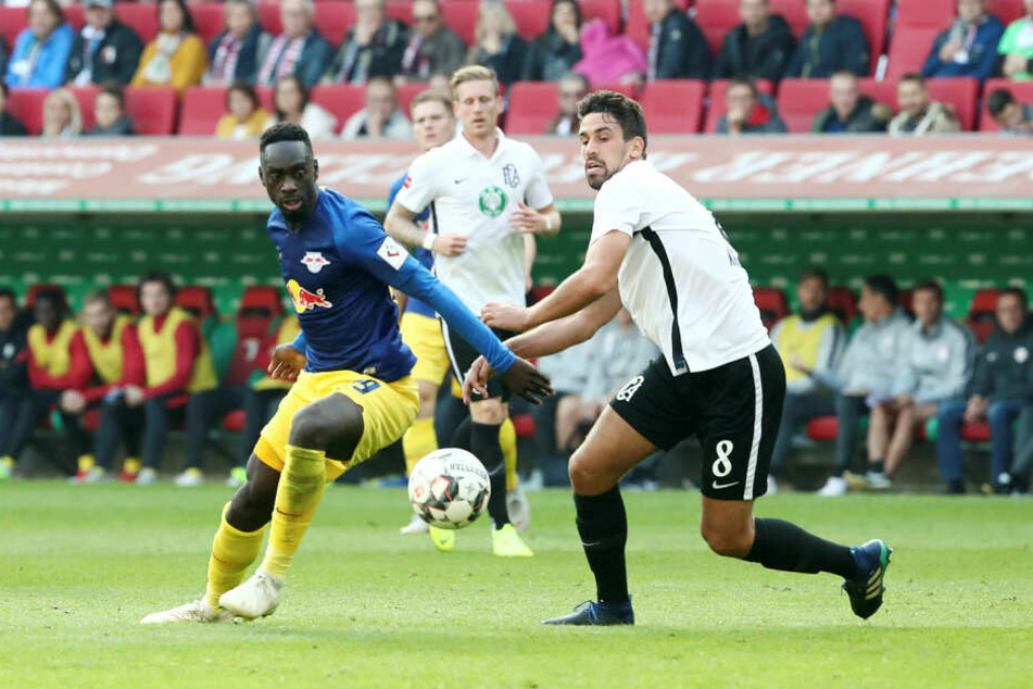 RB Leipzig trifft gegen den FC Augsburg auch wieder auf Ex-Spieler Rani Khedira (r.).