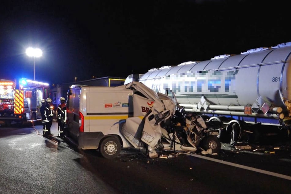 Der Kleintransporter wurde durch den Zusammenprall völlig zertrümmert.