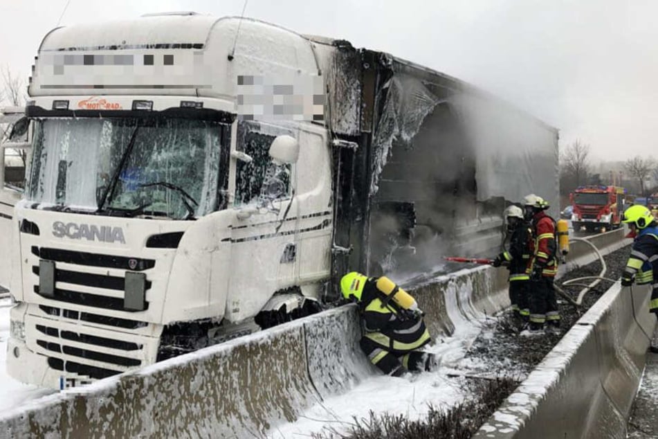 Die Feuerwehr musste den Laster löschen.