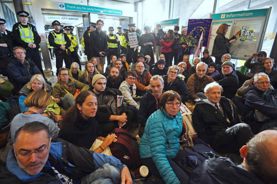 Demonstranten blockieren den Zugang zum Flughafen von der DLR-Station.