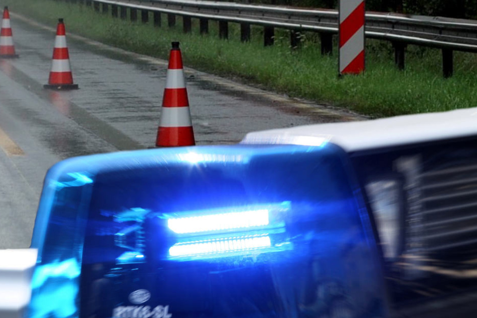 Die regennasse Fahrbahn wurde der Autofahrerin zum Verhängnis (Symbolbild).
