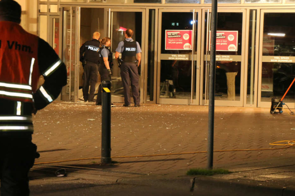 Auch die Schaufenster umliegender Geschäfte wurden beschädigt.