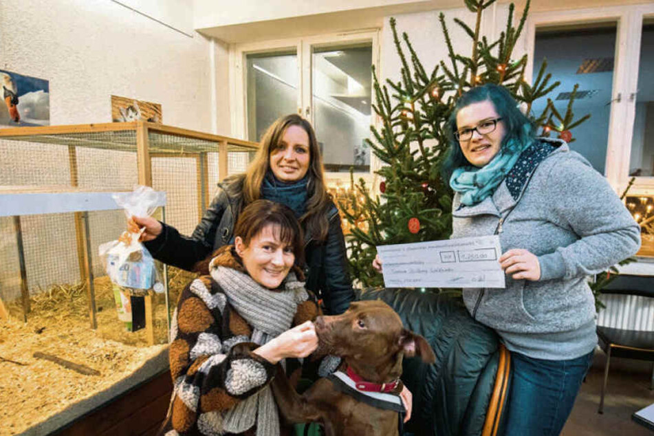 Linda Wiedemann und Desiree Held organisierten Chemnitz' ersten Hunde-Weihnachtsmann und sammelten dabei Spenden für einen guten Zweck.