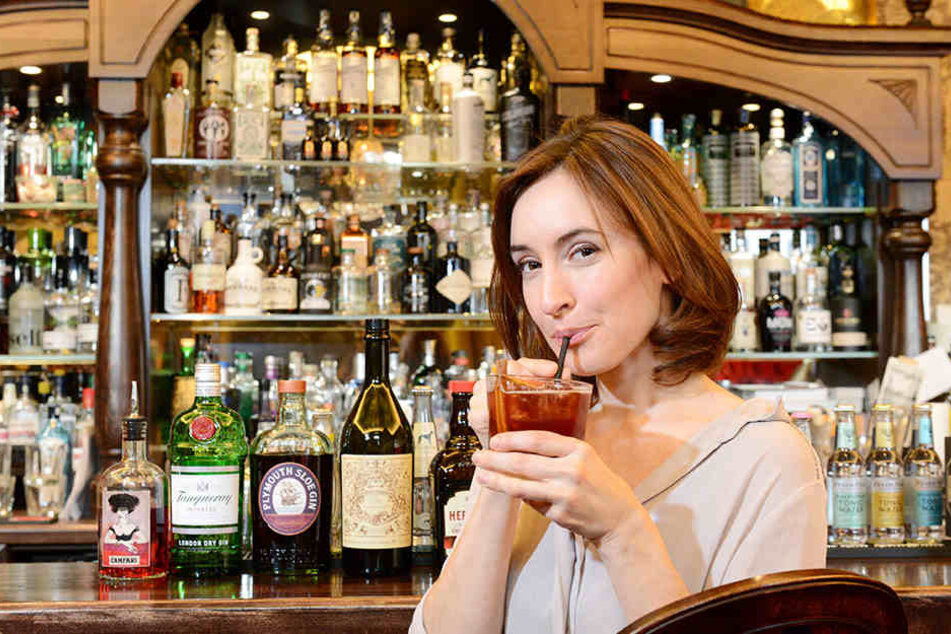 Leeecker! Schauspielerin Maike von Bremen (35) genehmigt sich im "Gin House" einen echten Silvester-Cocktail.