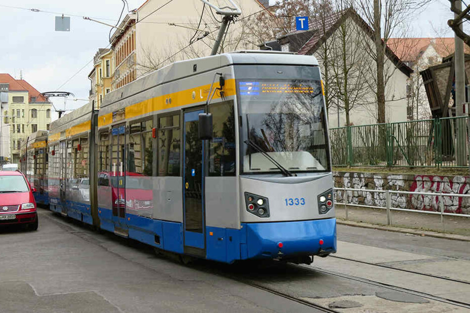 In Gohlis krachte eine Tram in einen Kleintransporter, weil der Transporter-Fahrer das Abbiege-Verbot missachtete. (Symbolbild)