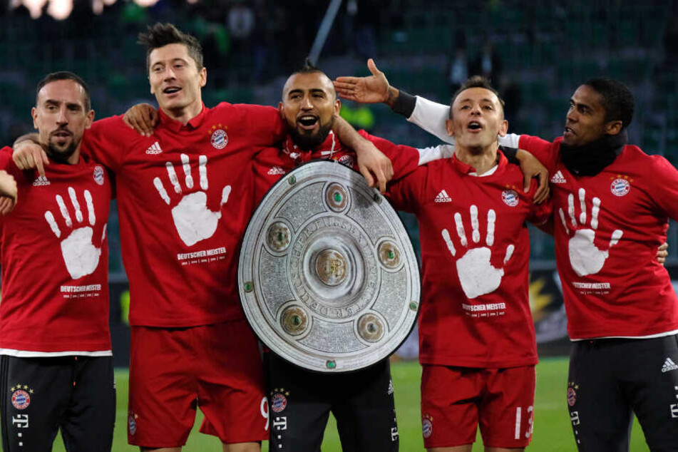 Franck Ribery (l-r), Robert Lewandowski, Arturo Vidal, Rafinha und Douglas Costa feiern mit den Fans den Sieg und die deutsche Meisterschaft im Jahr 2017.
