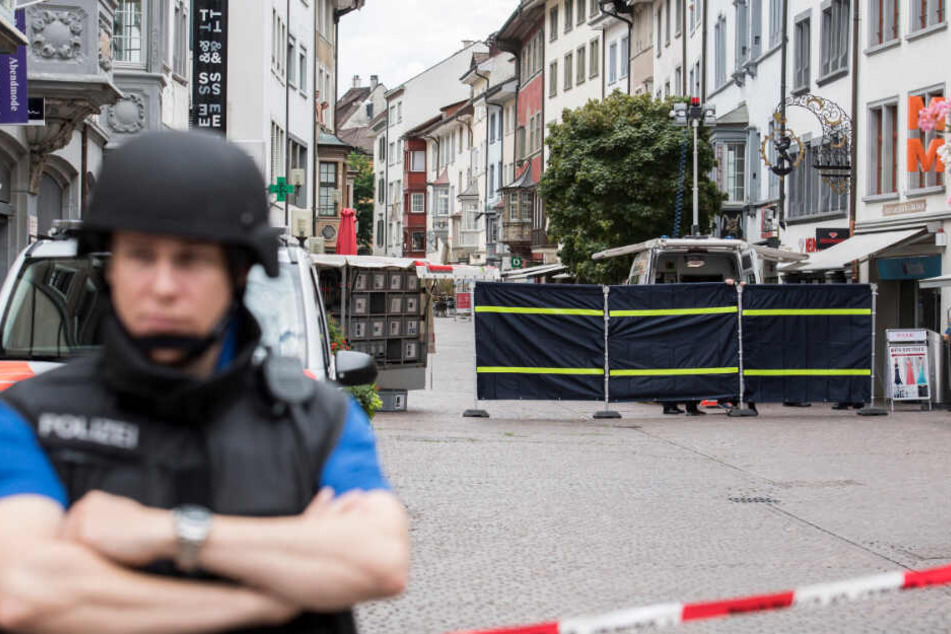 Polizisten sperren am 24.07.2017 in Schaffhausen (Schweiz) die Innenstadt ab. Ein Mann hat mit einer Kettensäge mehrere Menschen verletzt.