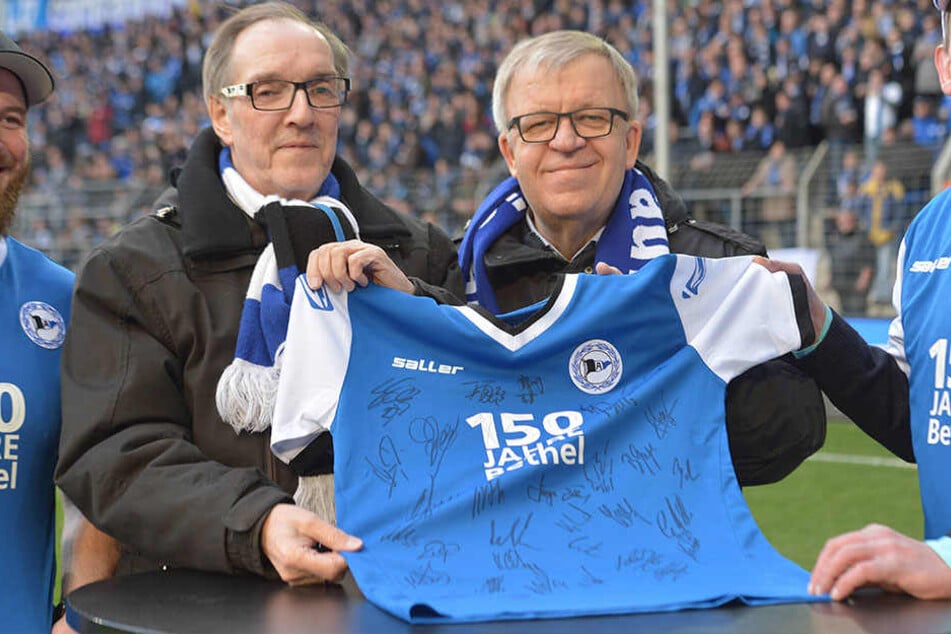 DSC-Präsident Hans-Jürgen Laufer und Pastor Ulrich Pohl präsentieren das Sondertrikot Anfang März.