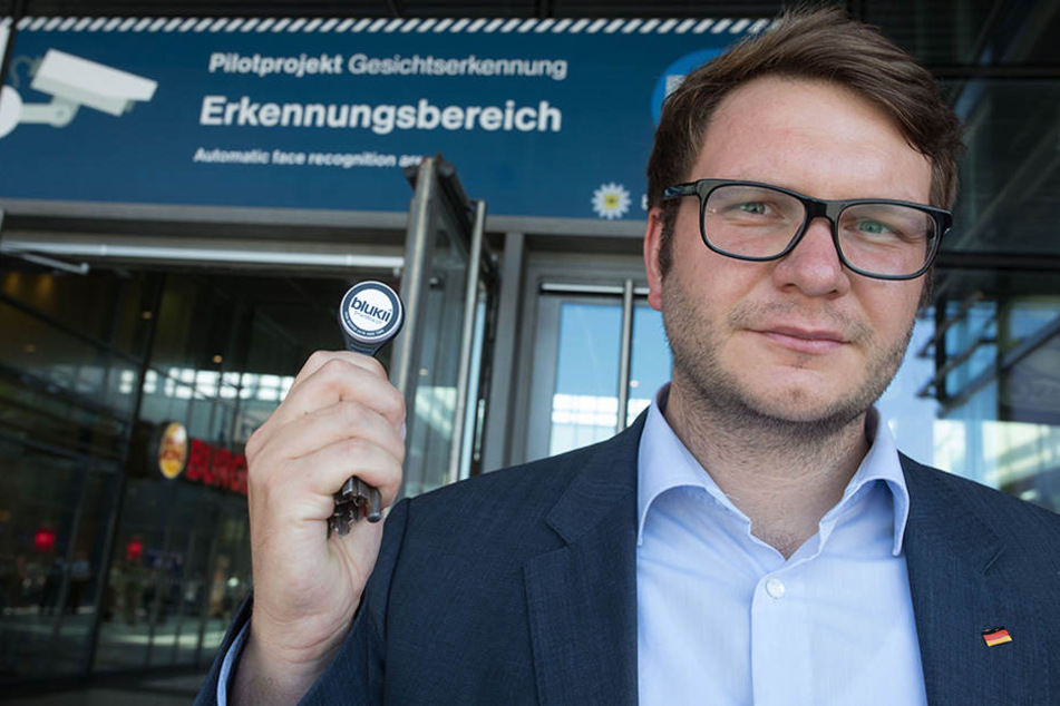 Der Bundestagsabgeordnete Marian Wendt (CDU) präsentiert anlässlich des Starts der Gesichtserkennung einen Sender, der von den Testpersonen getragen wird.
